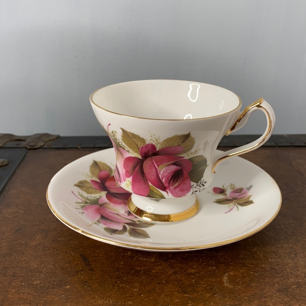 . Royal Windsor Tea Cup & Saucer Set - Fine Bone China - Made in England